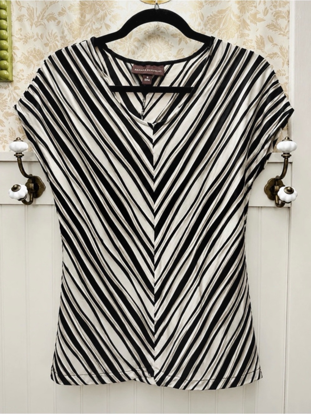 Dana Buchman Black & White Chevron Stripe Short Sleeve Top